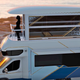 Imagen para el artículo titulado Esta autocaravana tiene un segundo piso que sale del techo y hasta cuenta con su propio ascensor